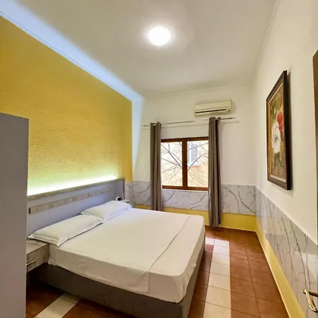 Heart - Free Parking - Fit Five